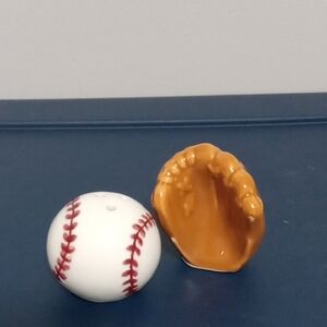 Cracker Barrel Basball & Mitt Salt & Pepper Shakers New